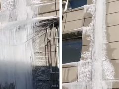 Прохудившаяся водосточная труба стала причиной ледяного «водопада»