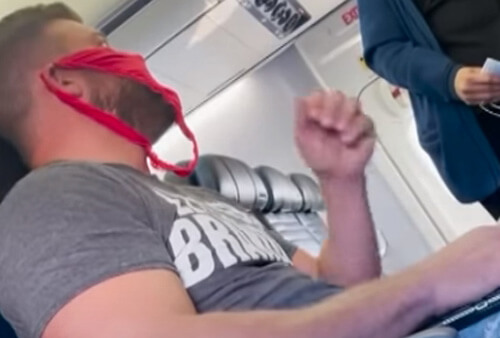 Пассажира, надевшего красные трусики вместо маски, высадили из самолёта