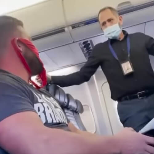 Пассажира, надевшего красные трусики вместо маски, высадили из самолёта