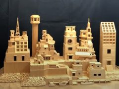 Мастер строит миниатюрные здания из зубочисток