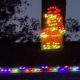 Украшая дом к празднику, мужчина сделал световую инсталляцию непристойной