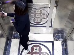 Женщина не поняла принцип работы лифта с двумя дверями