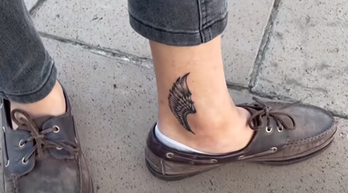 Экстремал прыгнул с парашютом в компании тату-мастера, чтобы сделать татуировку в воздухе
