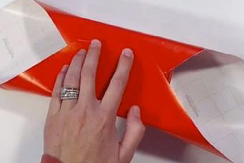 Умелица показала, как можно завернуть подарок в слишком маленький кусок бумаги