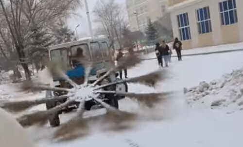 Снегоуборочная машина с несколькими мётлами удивляет прохожих