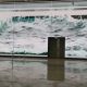Бушующие волны на стенах станции метро как будто переносят пассажиров на берег океана