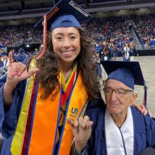Внучка и её 87-летний дедушка одновременно закончили колледж