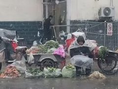 Покупательница приобрела все овощи у уличного торговца, чтобы он не замёрз