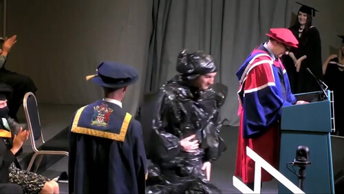 Выпускник пришёл на церемонию вручения дипломов, одевшись в мешки для мусора