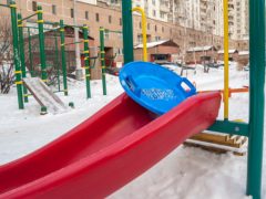 Весело и безопасно: как выбрать санки, снегокаты и другой детский зимний транспорт