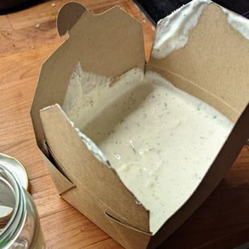Сотрудники ресторана налили заказанный соус в картонную коробку