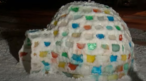 Родители построили для сыновей иглу, используя разноцветные ледяные блоки
