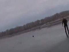Полицейский не побоялся пройтись по тонкому льду, чтобы спасти собаку