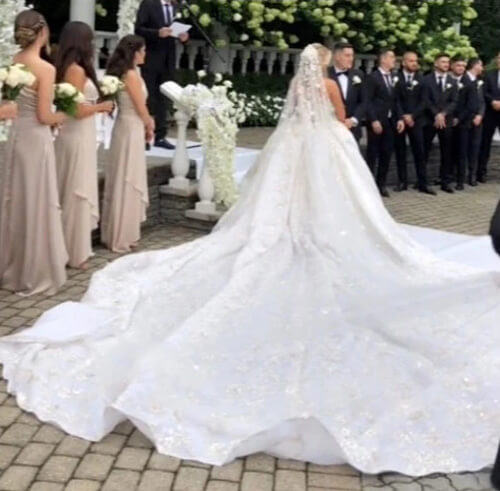 Свадебное платье оказалось таким тяжёлым, что невесте пришлось обрезать шлейф