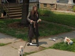 Во время виртуального путешествия пользователь интернета заметил рыцаря, выгуливающего собак