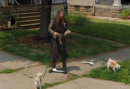 Во время виртуального путешествия пользователь интернета заметил рыцаря, выгуливающего собак