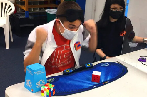 Подросток-рекордсмен быстрее всех умеет собирать кубик Рубика вслепую