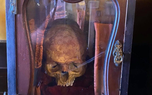 Злоумышленник украл из «одержимого» паба копию человеческого черепа