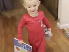 Увлёкшись книжкой-раскраской, малыш не заметил большой и дорогой подарок