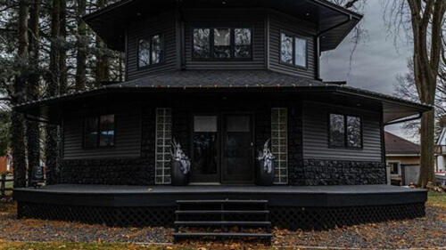 Чёрный «готический» дом привлекает к себе немало внимания