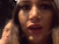 Снимая видеоролик на вечеринке, женщина запечатлела поцелуй любимого с другой девушкой