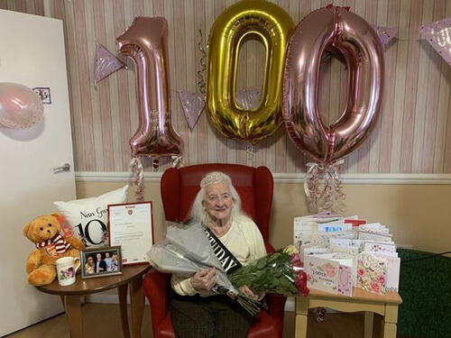 100-летняя пенсионерка познакомилась с праправнучкой — первой девочкой, родившейся в семье за 75 лет