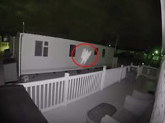 Камера видеонаблюдения сняла летающую фею