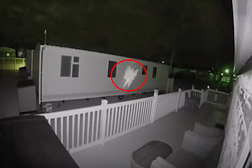 Камера видеонаблюдения сняла летающую фею