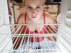 Чтобы поймать вороватую соседку, женщина установила видеокамеру в холодильнике