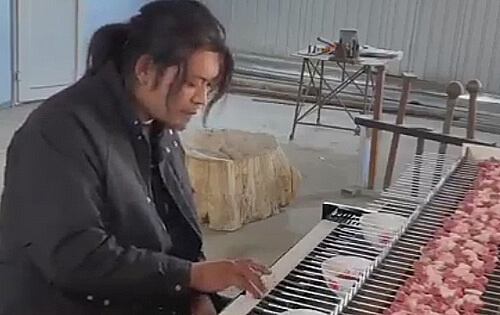 Изобретатель превратил пианино в гриль и жарит на нём мясо, одновременно музицируя