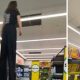 Трюкачка, разгуливающая по супермаркету на ходулях, вызвала неоднозначную реакцию