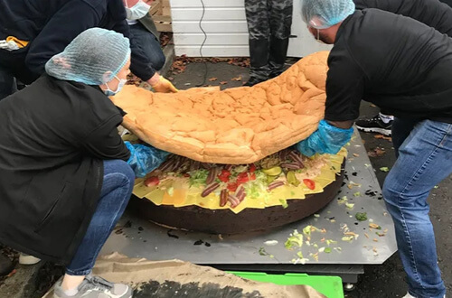 Рекордный веганский бургер весит более 100 килограммов