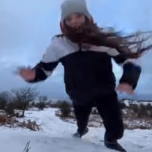 Женщина прыгнула в снег, но не провалилась, а получила болезненный удар по лицу
