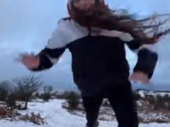 Женщина прыгнула в снег, но не провалилась, а получила болезненный удар по лицу