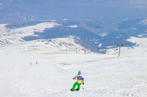 Горные лыжи, горячие минеральные ванны и шашлык из осетра: пять причин поехать в Котайкскую область Армении