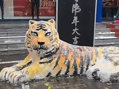 Отец с сыном четыре часа делали праздничную скульптуру тигра из снега