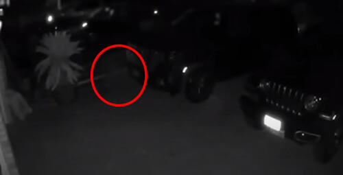 Камера видеонаблюдения сняла призрачный туман, разгуливавший возле дома