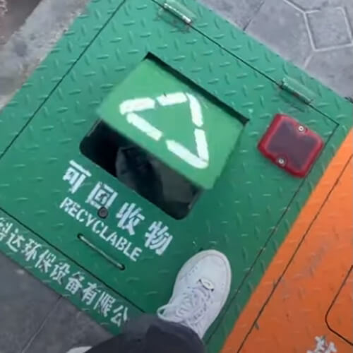На улицах китайского города появились подземные мусорные баки