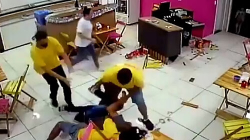 Вооружённого грабителя избили стулом в кафе-мороженом