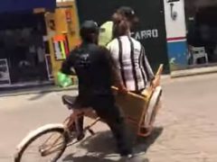 Водитель трёхколёсного велосипеда вывалил туристов на дорогу