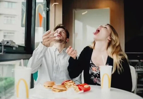 Жених с невестой провели предсвадебную фотосессию в ресторане «McDonald’s»