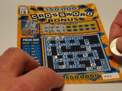Женщина не разобралась с лотерейным билетом и не сразу поняла, что выиграла больше, чем рассчитывала