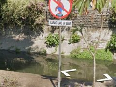 Странный дорожный знак запрещает Человеку-Пауку испражняться