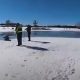 Попытавшись спасти своих собак из замёрзшего озера, хозяйка и сама провалилась в воду