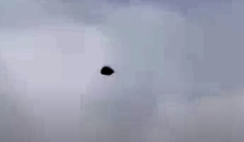 Взобравшись на крышу, очевидец понаблюдал за тёмным НЛО в небе