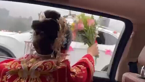 Две невесты, встретившиеся на дороге, обменялись букетами