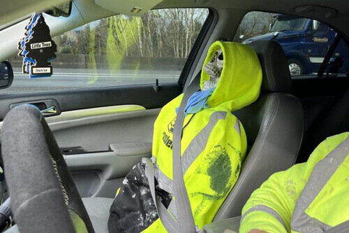 Водитель нарушил правила, посадив на пассажирское сиденье пластиковый скелет в толстовке