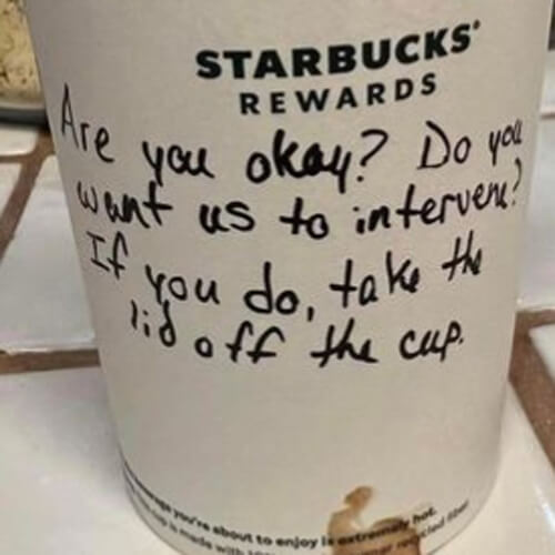 Сотрудник кофейни написал записку для девочки, к которой подошёл незнакомец