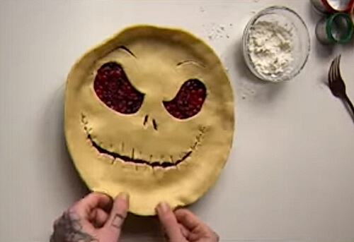 Кулинарка украшает свои пироги пугающими лицами