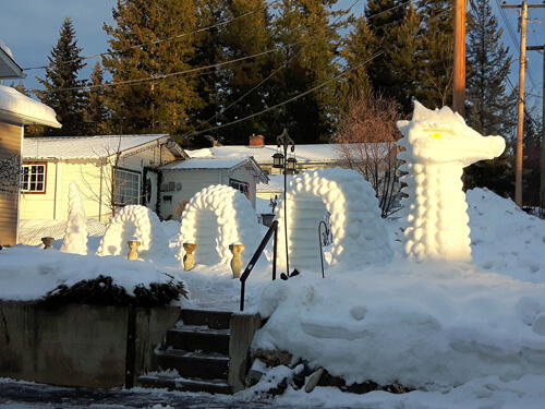 Домовладелица создала из снега скульптуру легендарного монстра